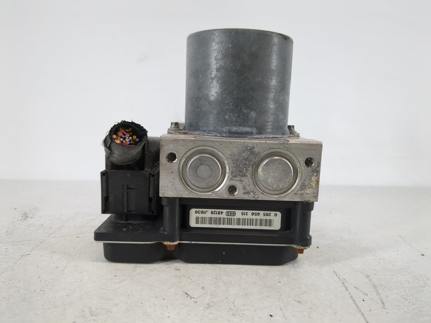 2004 Bmw Bmw 645i ABS Pump Control Module Replacement Fits Fits 2005 2006 OEM Used Auto Parts - Oemusedautoparts1.com