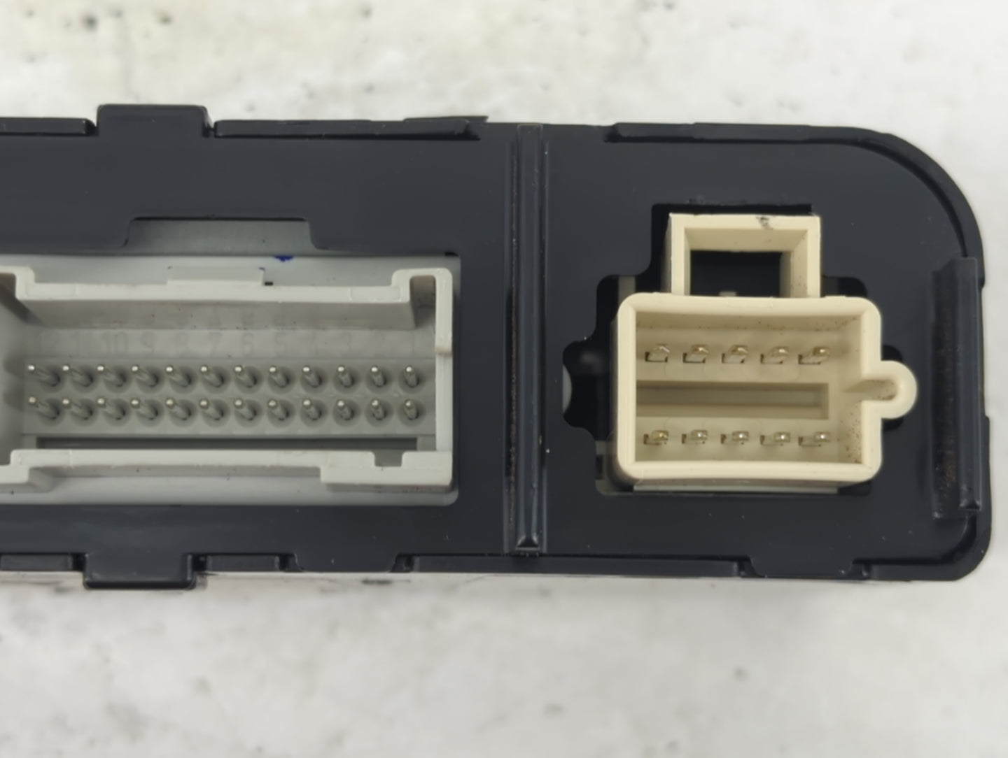 2000-2005 Buick Lesabre Body Control Module Bcm Inner Cabin Fuse Box - Oemusedautoparts1.com
