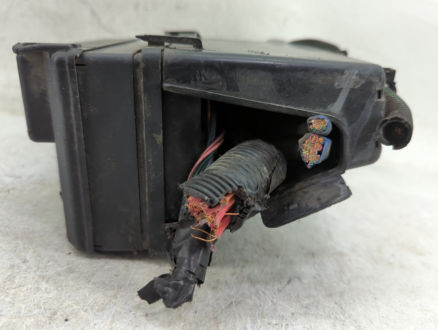 2000-2004 Buick Regal Fusebox Fuse Box Panel Relay Module Fits Fits 2000 2001 2002 2003 2004 2005 OEM Used Auto Parts - Oemu