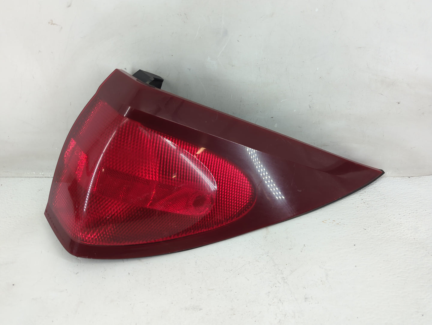 2004-2007 Buick Rendezvous Tail Light Assembly Passenger Right OEM Fits Fits 2004 2005 2006 2007 OEM Used Auto Parts - Oemus