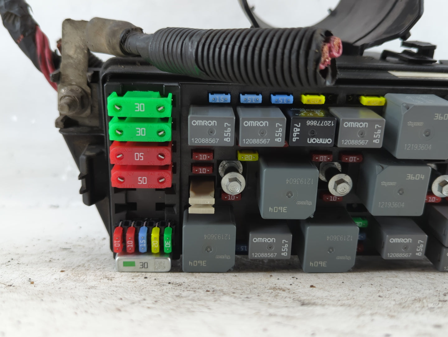 2004-2005 Cadillac Deville Fusebox Fuse Box Panel Relay Module P/N:15460301 Fits Fits 2004 2005 OEM Used Auto Parts - Oemuse