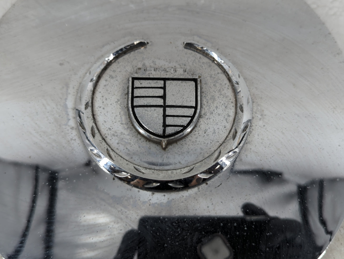 2004 Cadillac Escalade Center Cap Oem 1078751 - Oemusedautoparts1.com
