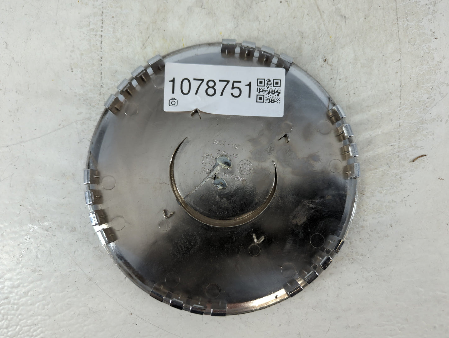 2004 Cadillac Escalade Center Cap Oem 1078751 - Oemusedautoparts1.com