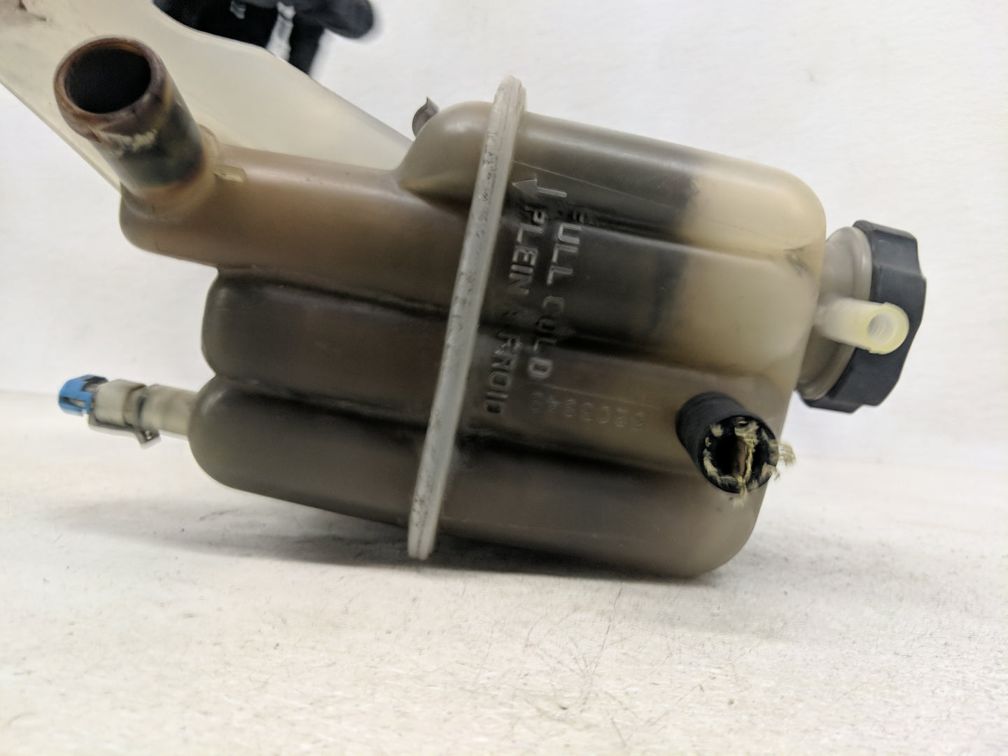 2002-2005 Cadillac Escalade Windshield Washer Fluid Reservoir Bottle Oem - Oemusedautoparts1.com