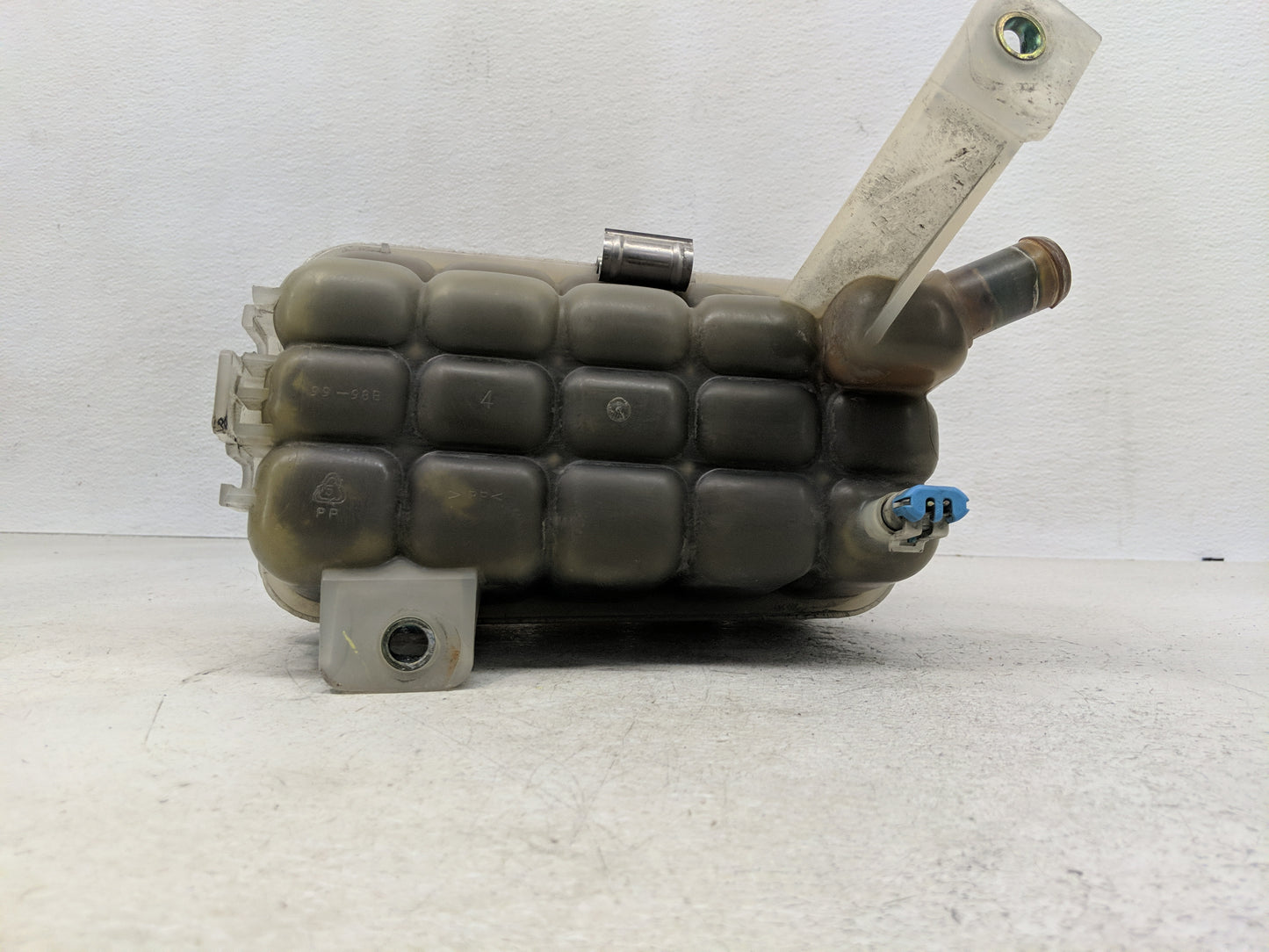 2002-2005 Cadillac Escalade Windshield Washer Fluid Reservoir Bottle Oem - Oemusedautoparts1.com