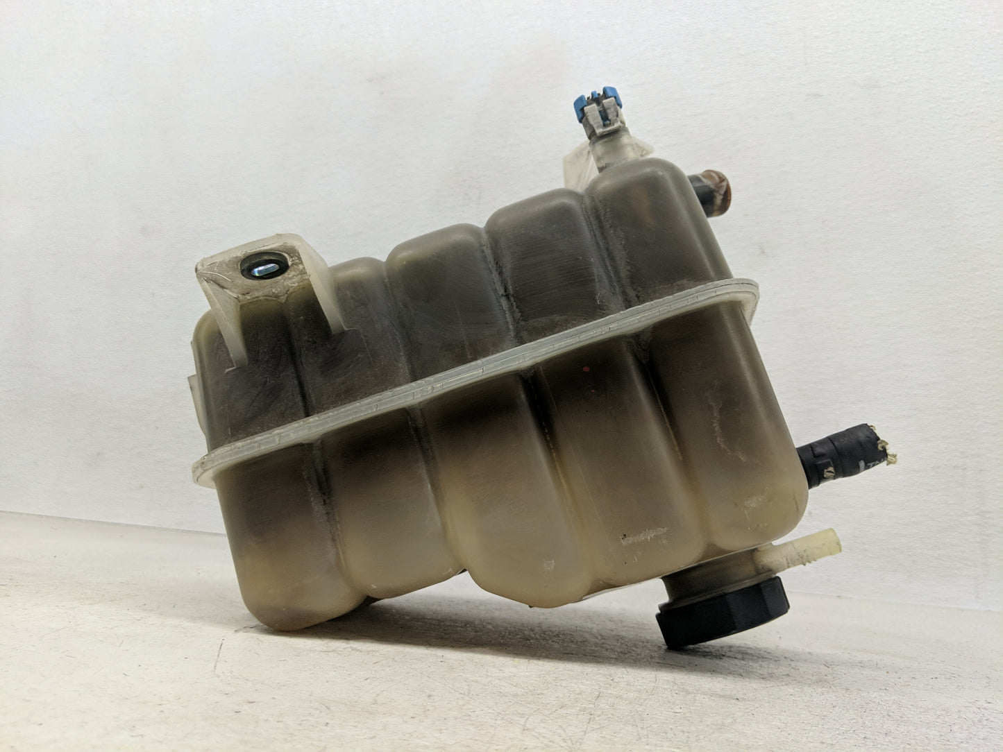 2002-2005 Cadillac Escalade Windshield Washer Fluid Reservoir Bottle Oem - Oemusedautoparts1.com