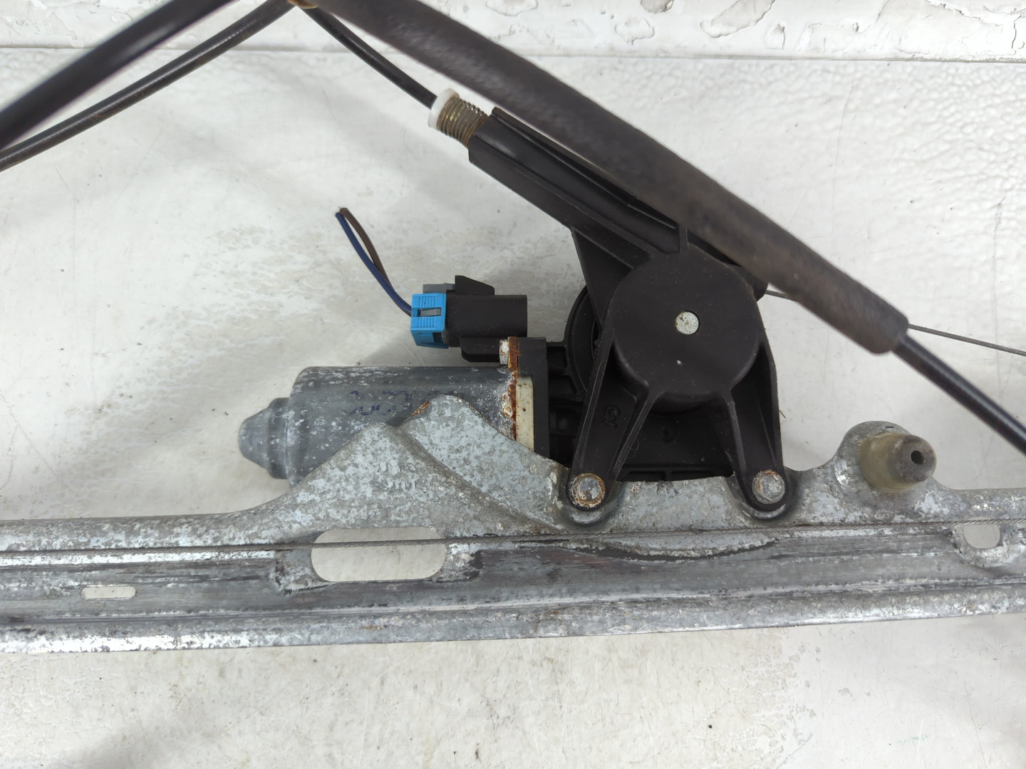 2002-2006 Cadillac Escalade Used Window Regulator Passenger Front - Oemusedautoparts1.com