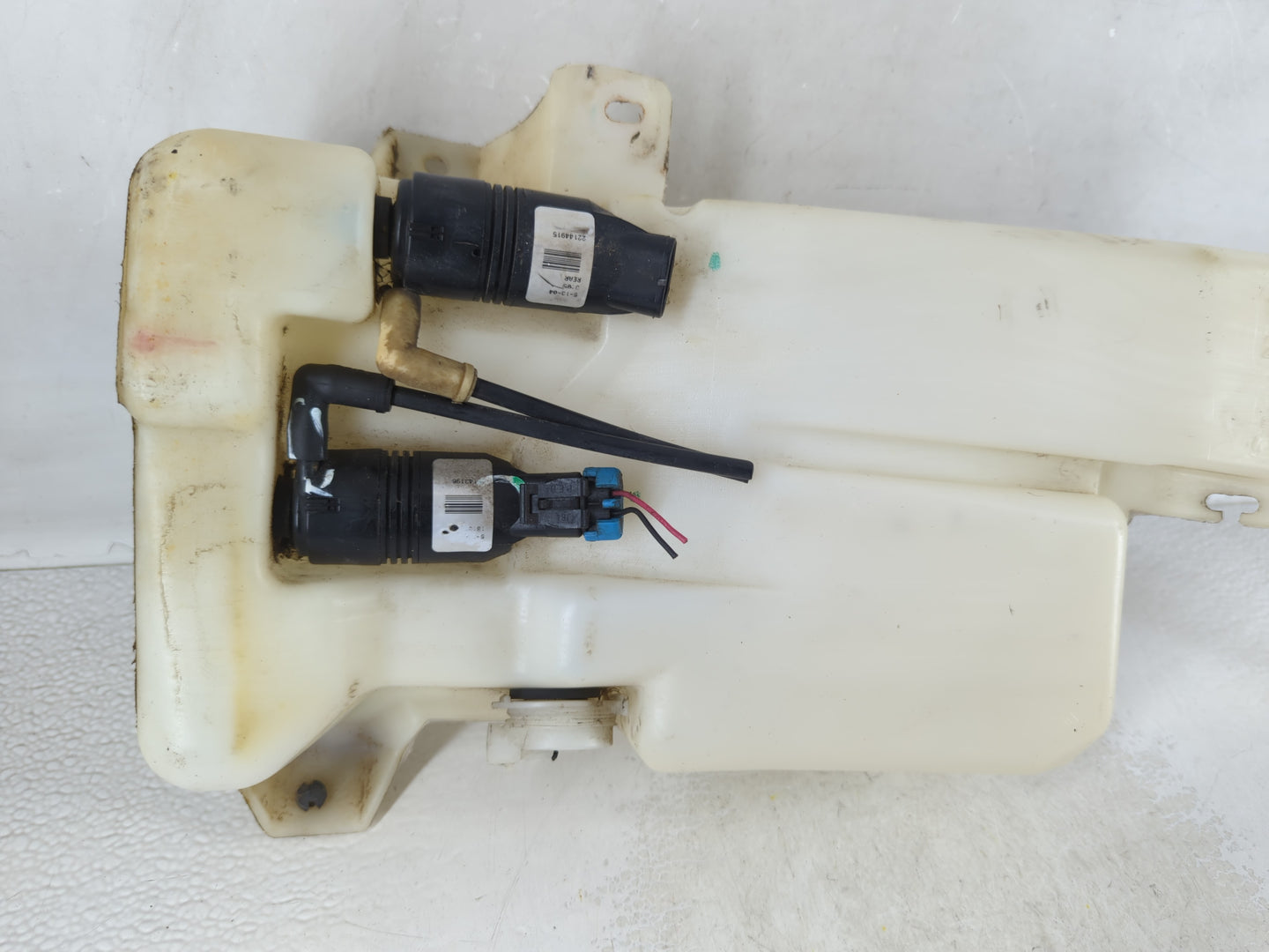 2002-2005 Cadillac Escalade Windshield Washer Fluid Reservoir Bottle Oem - Oemusedautoparts1.com