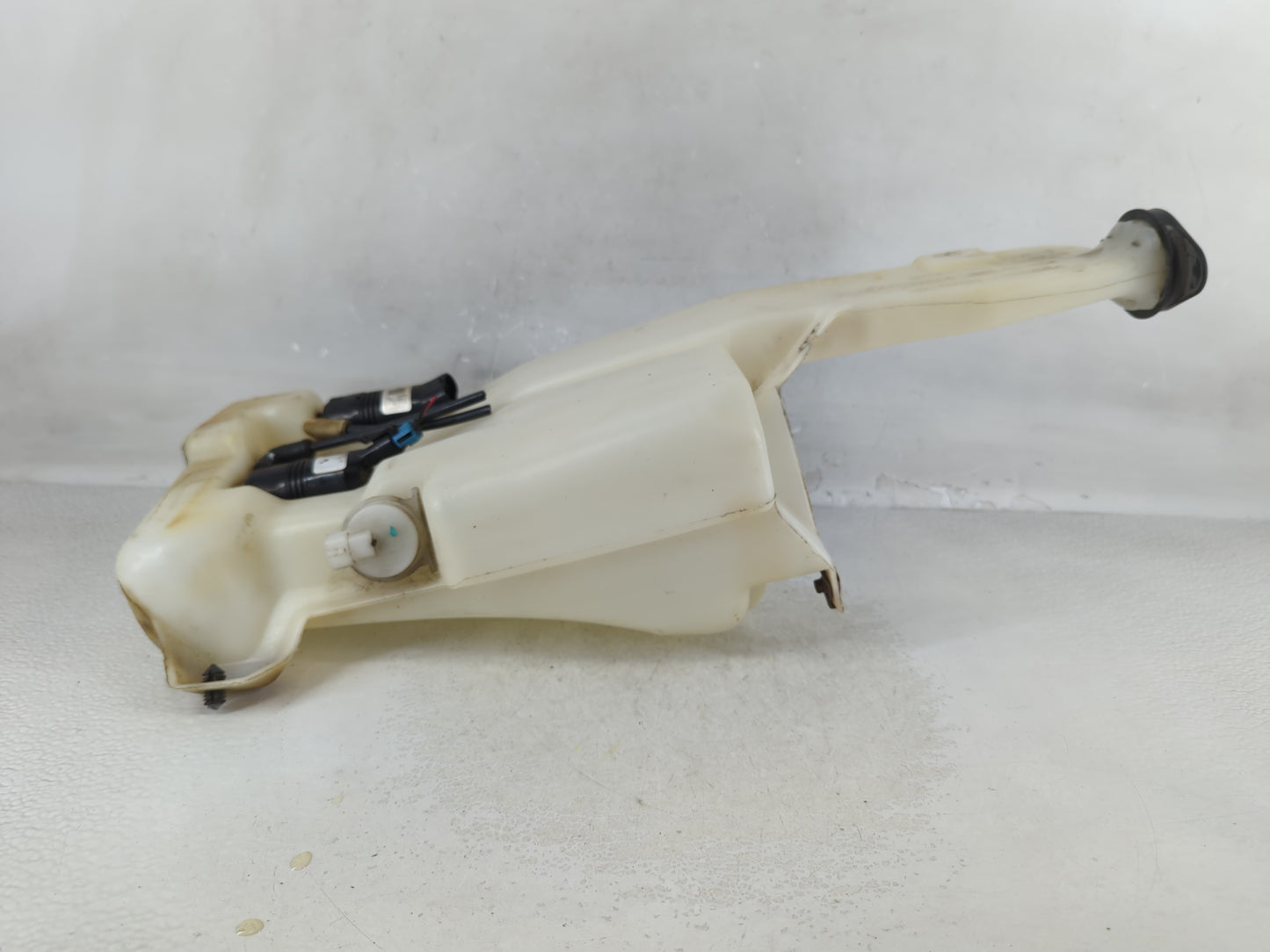 2002-2005 Cadillac Escalade Windshield Washer Fluid Reservoir Bottle Oem - Oemusedautoparts1.com