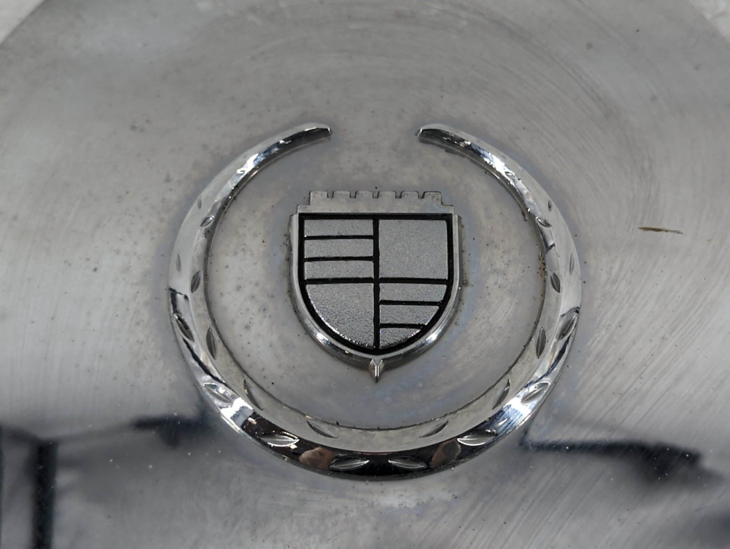 2004 Cadillac Escalade Center Cap Oem - Oemusedautoparts1.com