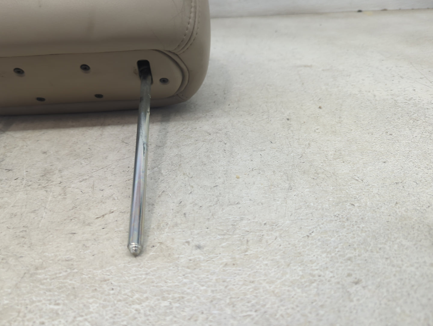 2004 Cadillac Escalade Esv Headrest Head Rest Front Driver Passenger Seat Fits OEM Used Auto Parts - Oemusedautoparts1.com