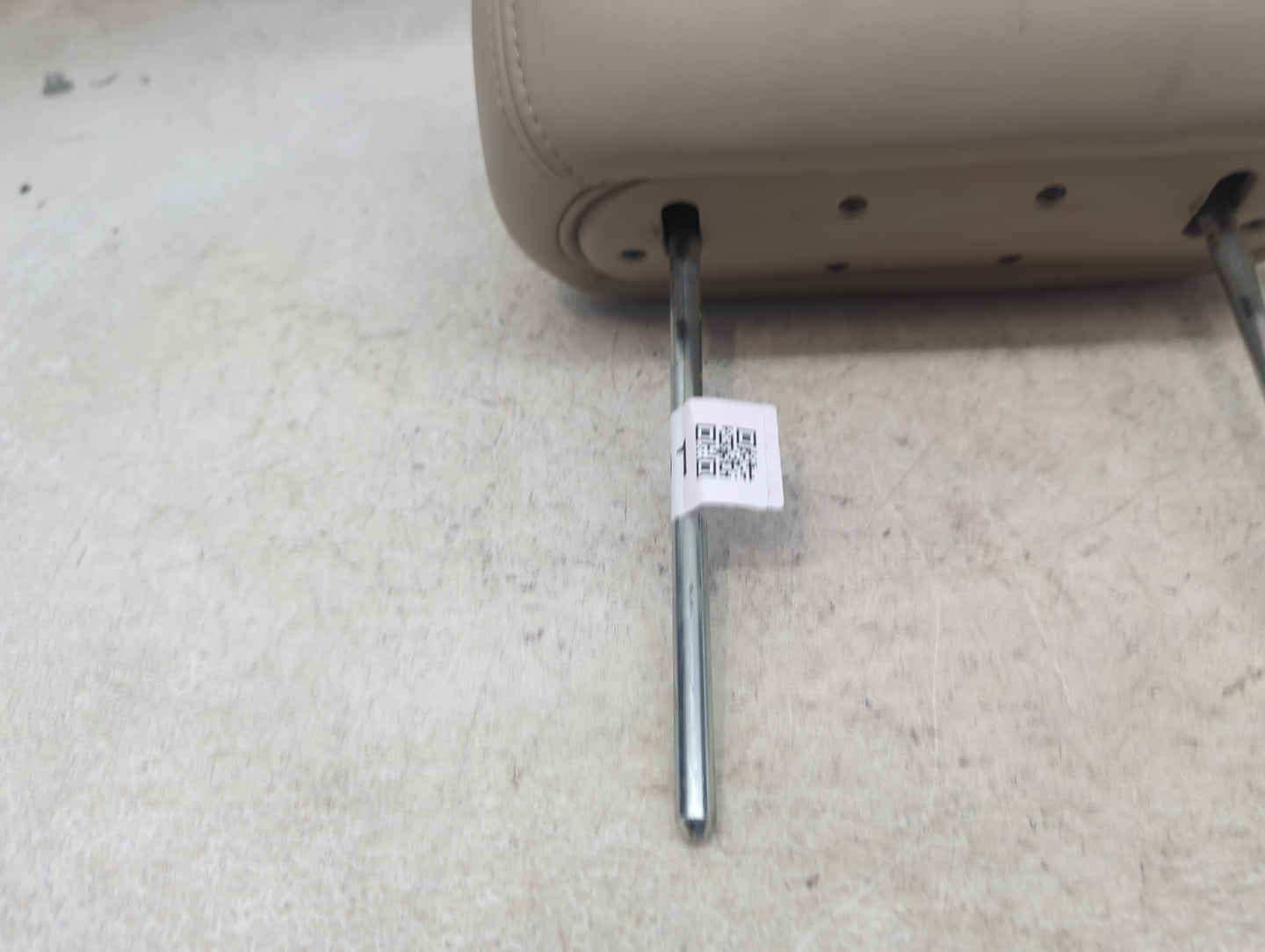 2004 Cadillac Escalade Esv Headrest Head Rest Front Driver Passenger Seat Fits OEM Used Auto Parts - Oemusedautoparts1.com