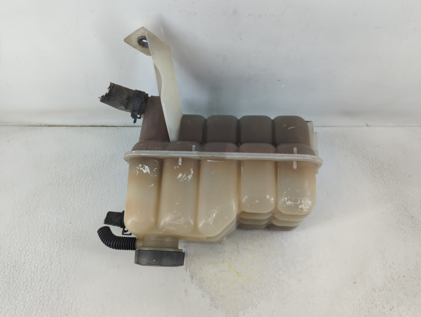 2003 Escalade Esv Radiator Coolant Overflow Expansion Tank Bottle - Oemusedautoparts1.com