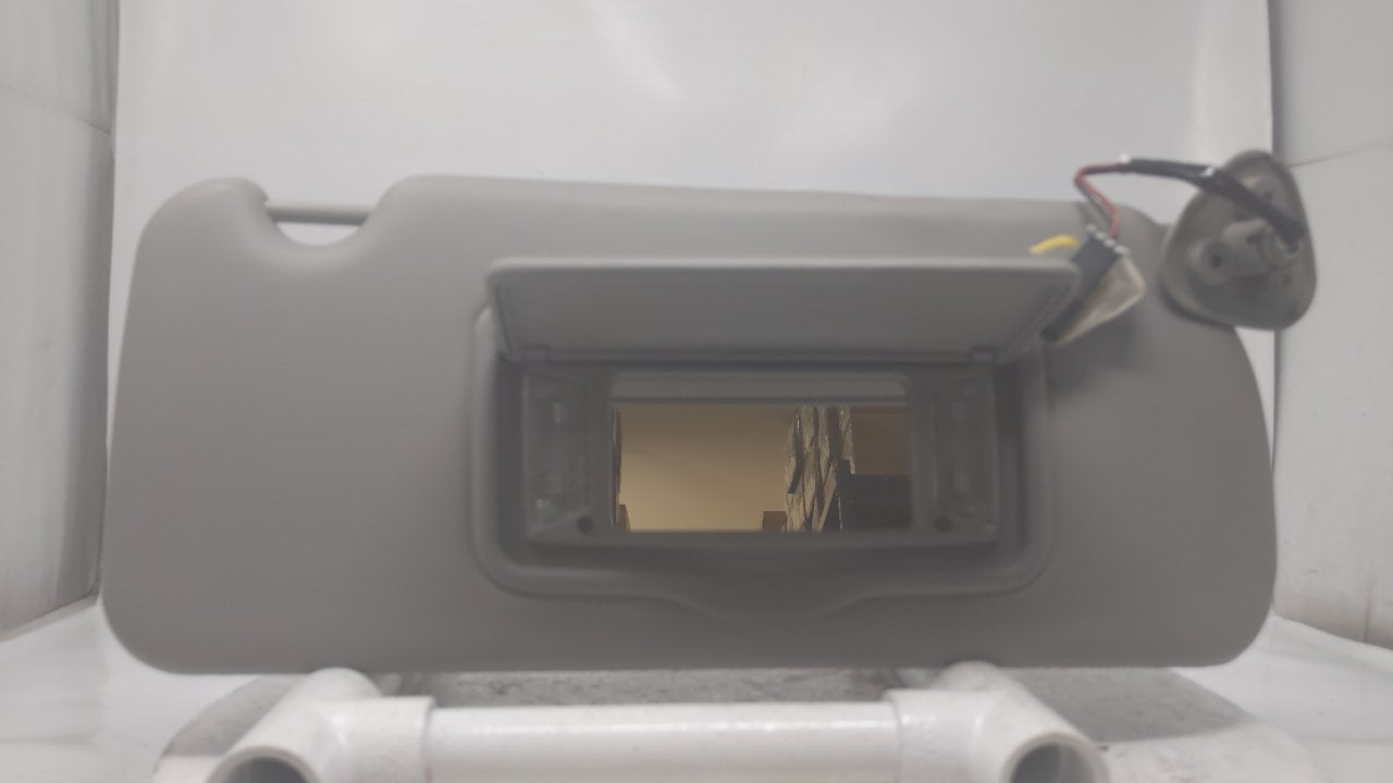 2004 Cadillac Srx Sun Visor Shade Replacement Passenger Right Mirror Fits OEM Used Auto Parts - Oemusedautoparts1.com