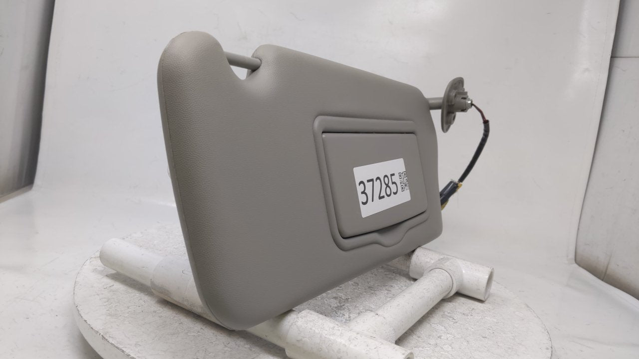 2004 Cadillac Srx Sun Visor Shade Replacement Passenger Right Mirror Fits OEM Used Auto Parts - Oemusedautoparts1.com