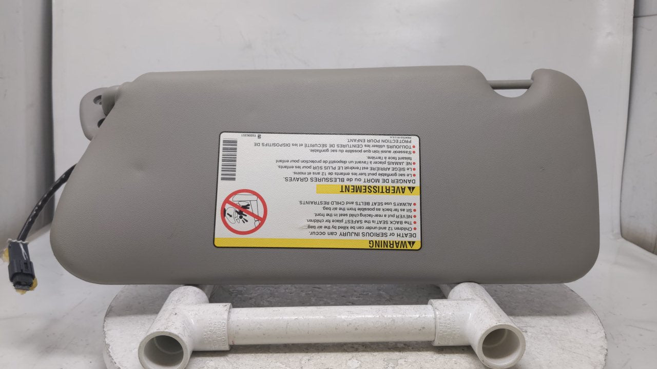 2004 Cadillac Srx Sun Visor Shade Replacement Passenger Right Mirror Fits OEM Used Auto Parts - Oemusedautoparts1.com