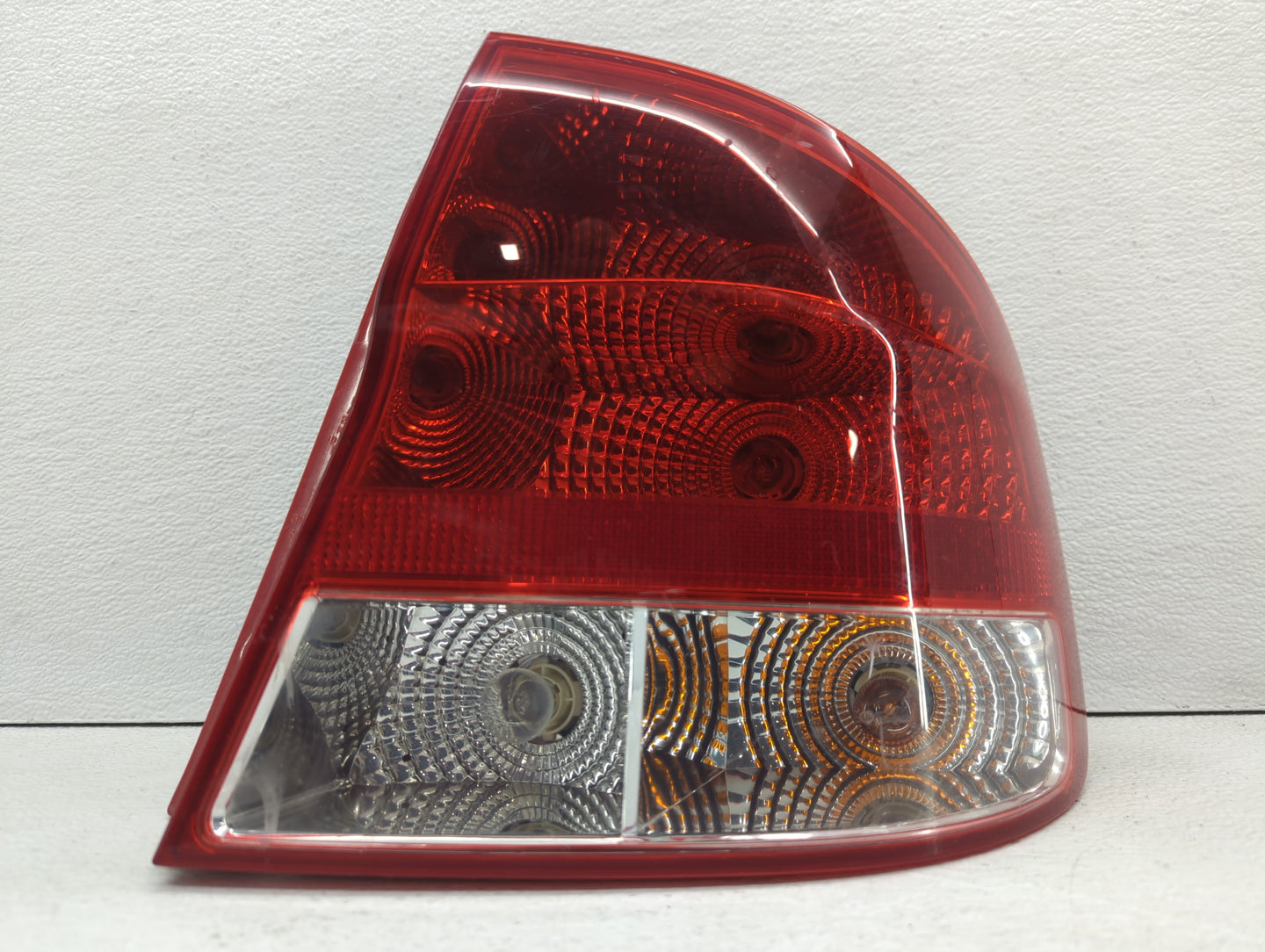 2004 Chevrolet Aveo Tail Light Assembly Driver Left OEM P/N:8436 DHI 30-0319R 30-0319R Fits OEM Used Auto Parts - Oemusedaut
