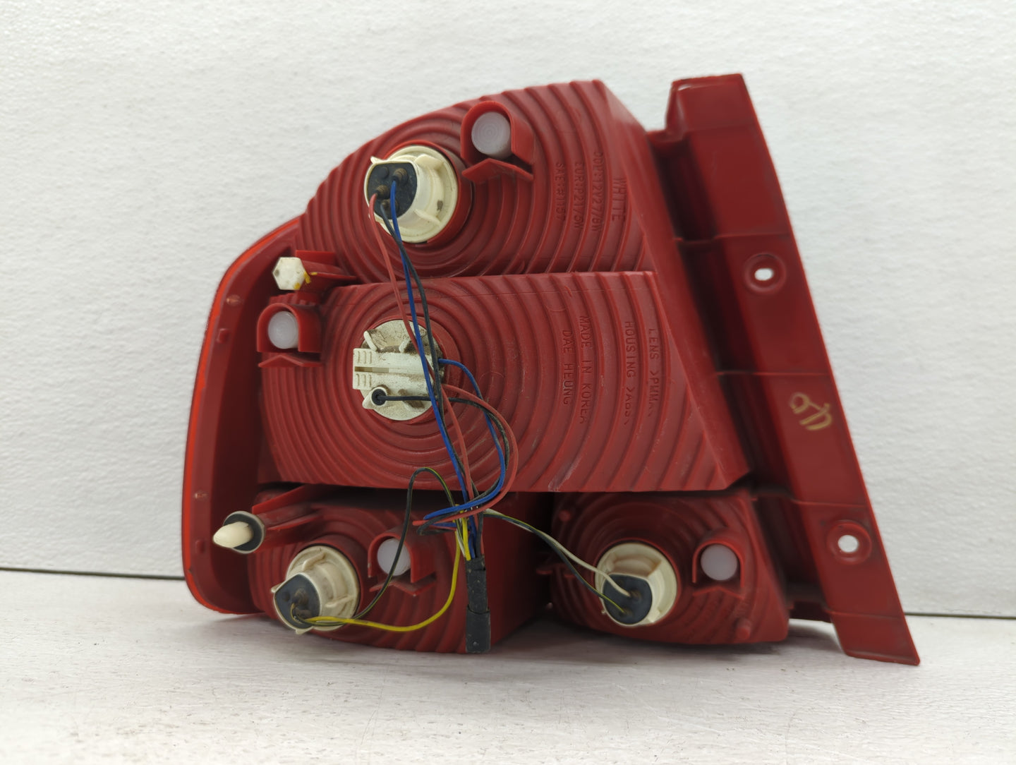 2004 Chevrolet Aveo Tail Light Assembly Driver Left OEM P/N:8436 DHI 30-0319R 30-0319R Fits OEM Used Auto Parts - Oemusedaut