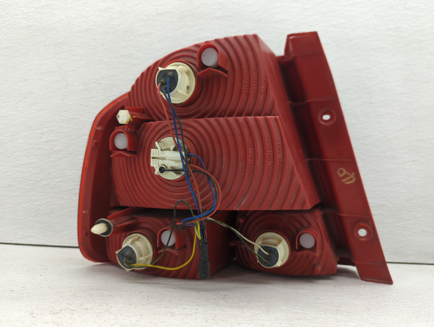 2004 Chevrolet Aveo Tail Light Assembly Driver Left OEM P/N:8436 DHI 30-0319R 30-0319R Fits OEM Used Auto Parts - Oemusedaut