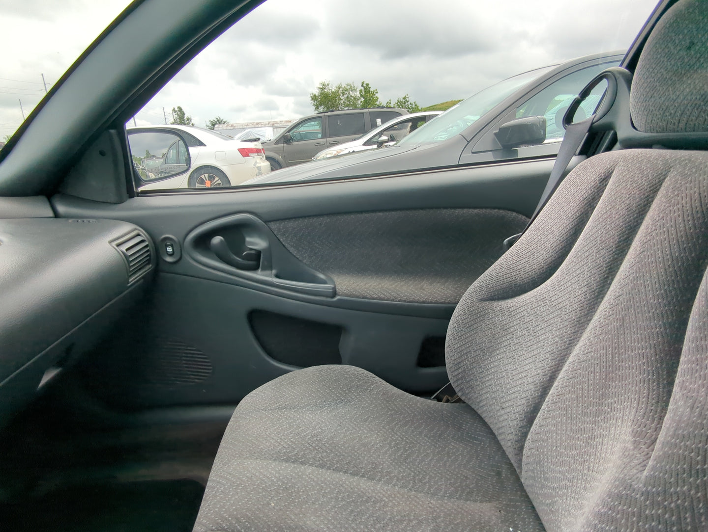 2004 Chevrolet Cavalier Front Right Passenger Interior Door Panel Trim - Oemusedautoparts1.com