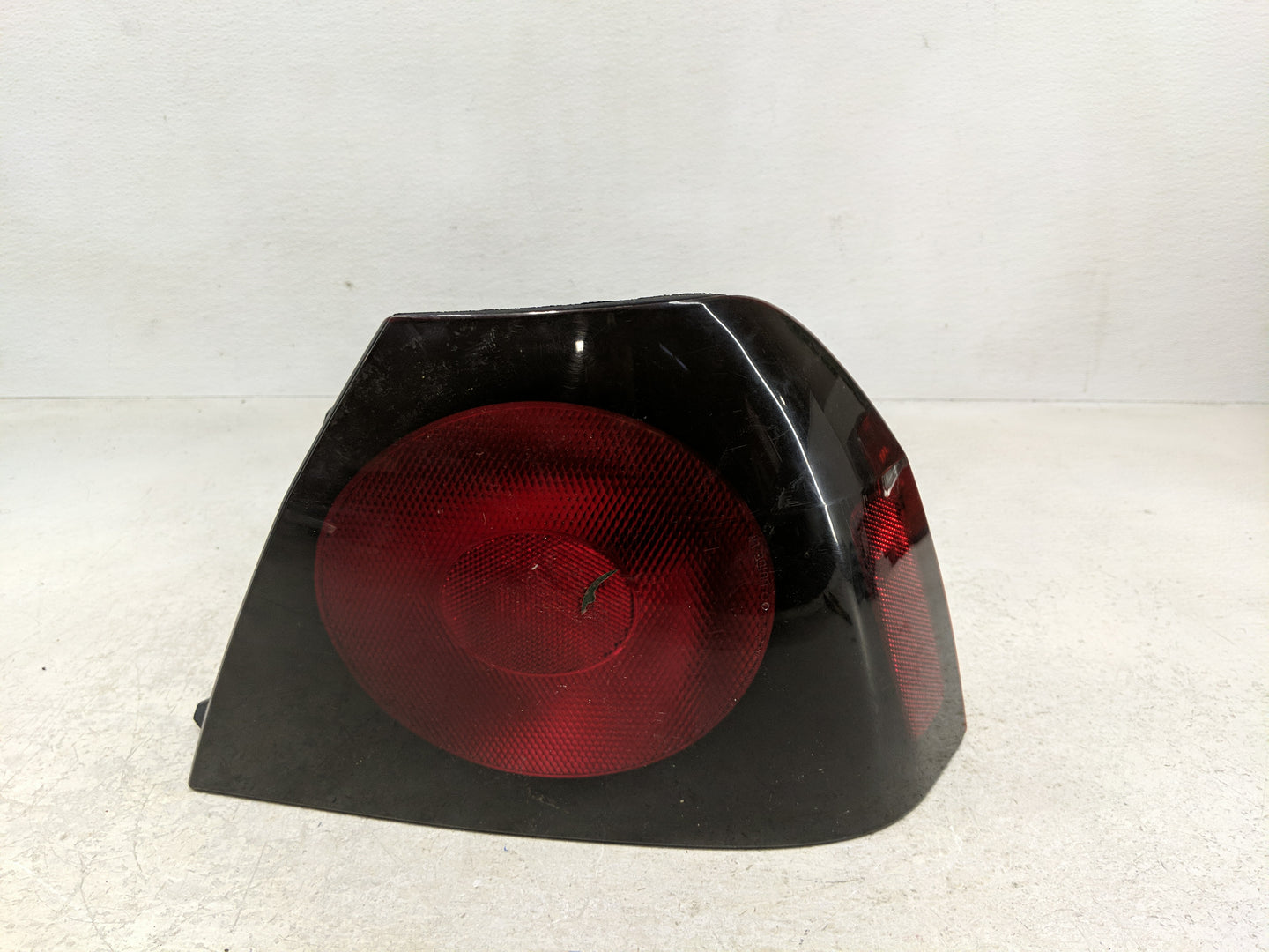 2004-2005 Chevrolet Impala Tail Light Assembly Driver Left OEM P/N:16525262 Fits Fits 2004 2005 OEM Used Auto Parts - Oemuse