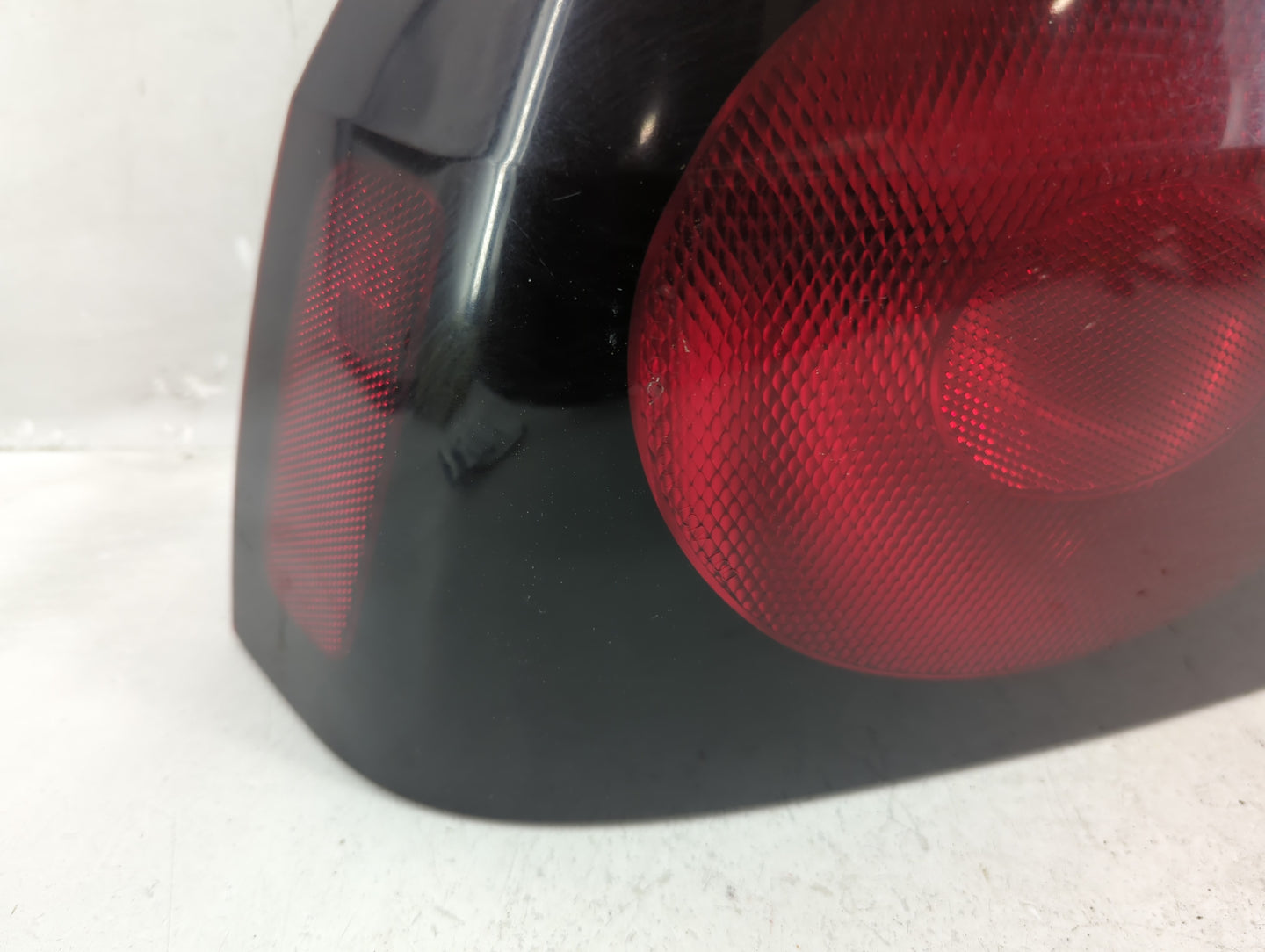 2004-2005 Chevrolet Impala Tail Light Assembly Driver Left OEM P/N:16525261 16525262 Fits Fits 2004 2005 OEM Used Auto Parts