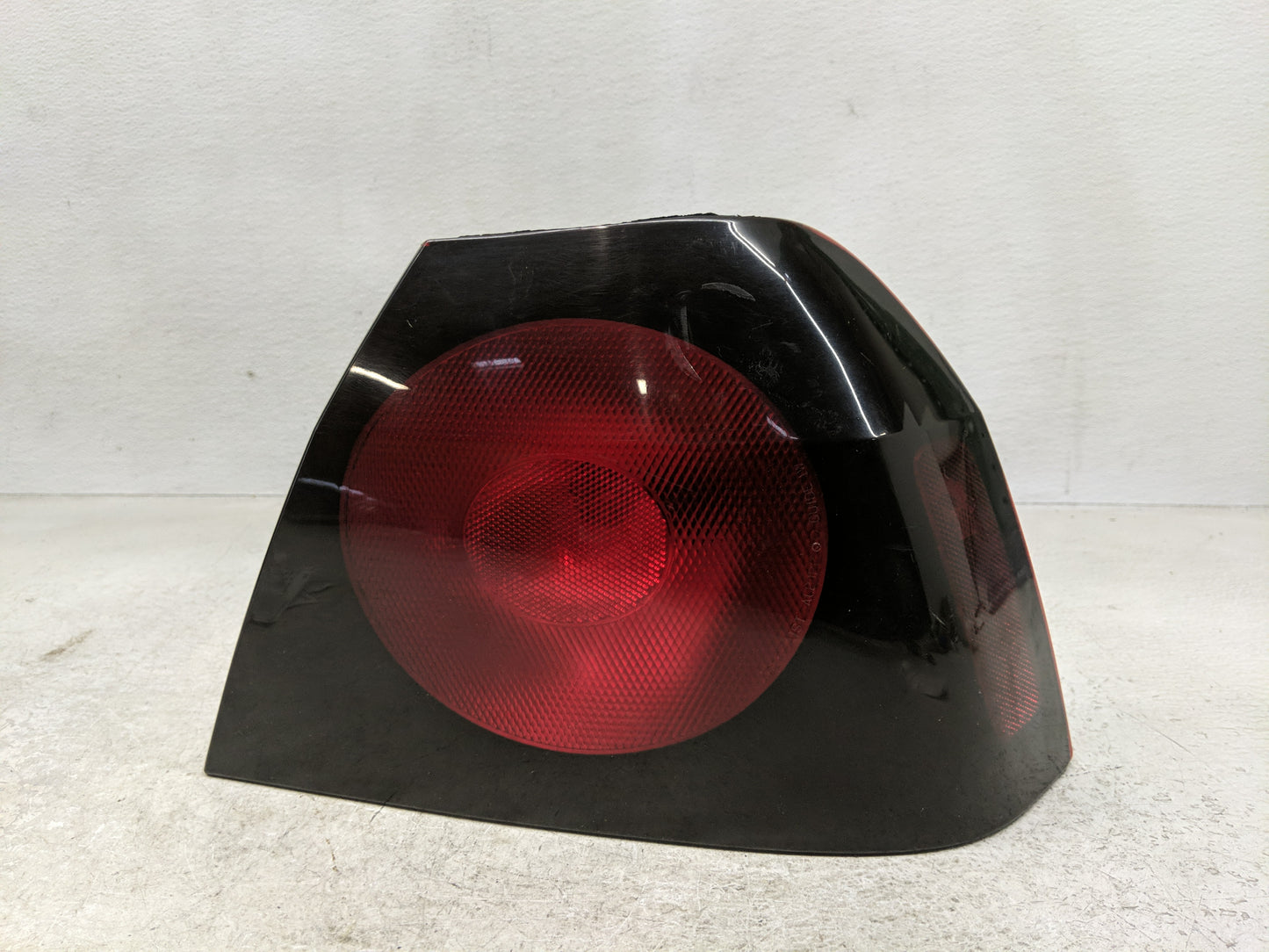 2004-2005 Chevrolet Impala Tail Light Assembly Passenger Right OEM P/N:16525262 Fits Fits 2004 2005 OEM Used Auto Parts - Oe