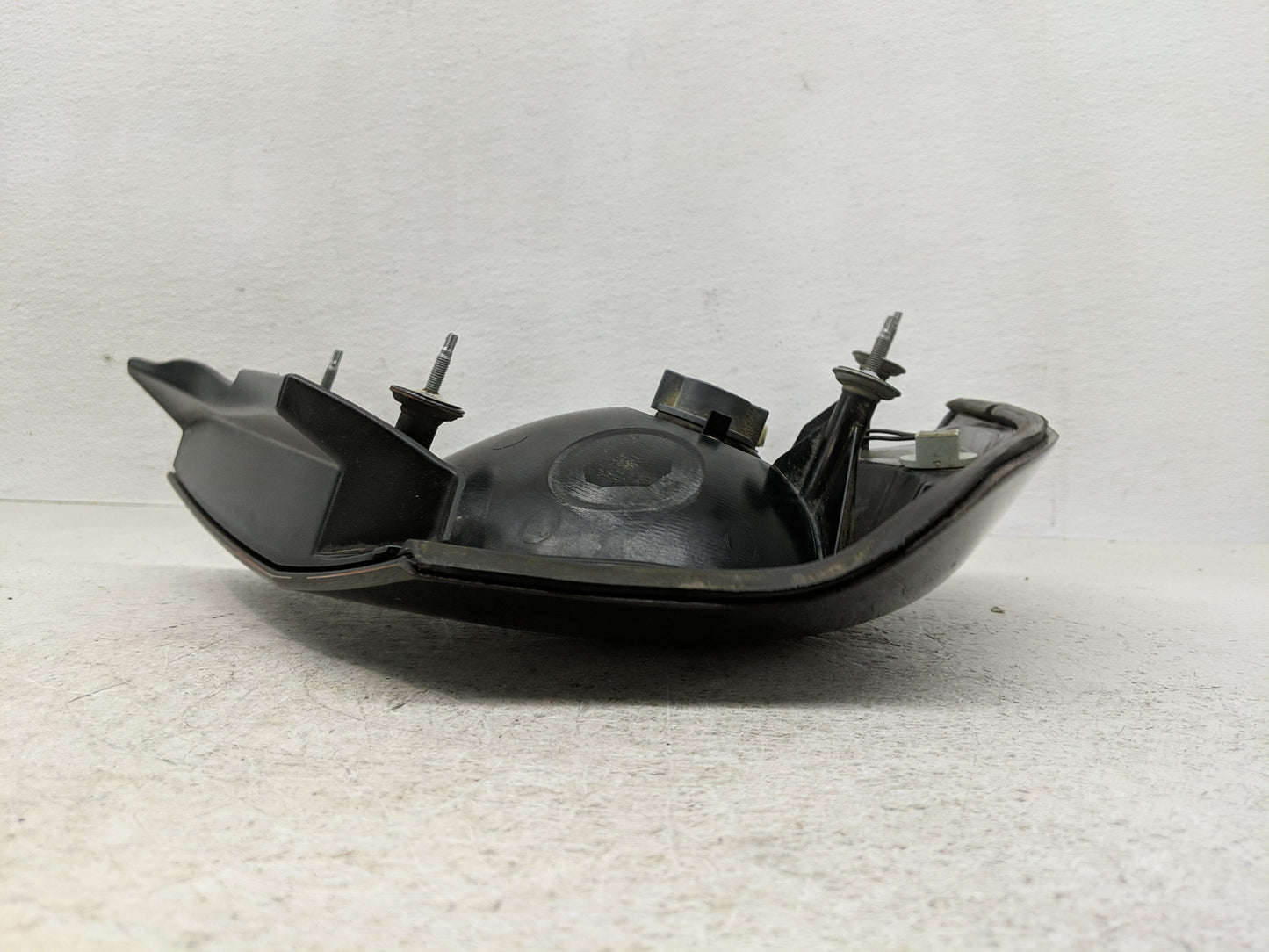 2004-2005 Chevrolet Impala Tail Light Assembly Passenger Right OEM P/N:16525262 Fits Fits 2004 2005 OEM Used Auto Parts - Oe