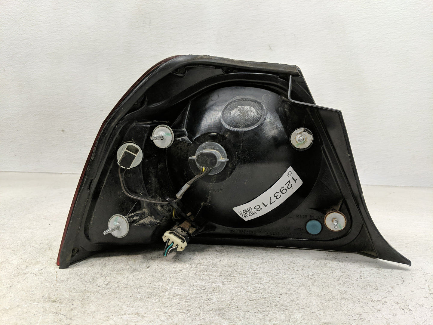2004-2005 Chevrolet Impala Tail Light Assembly Passenger Right OEM P/N:16525262 Fits Fits 2004 2005 OEM Used Auto Parts - Oe