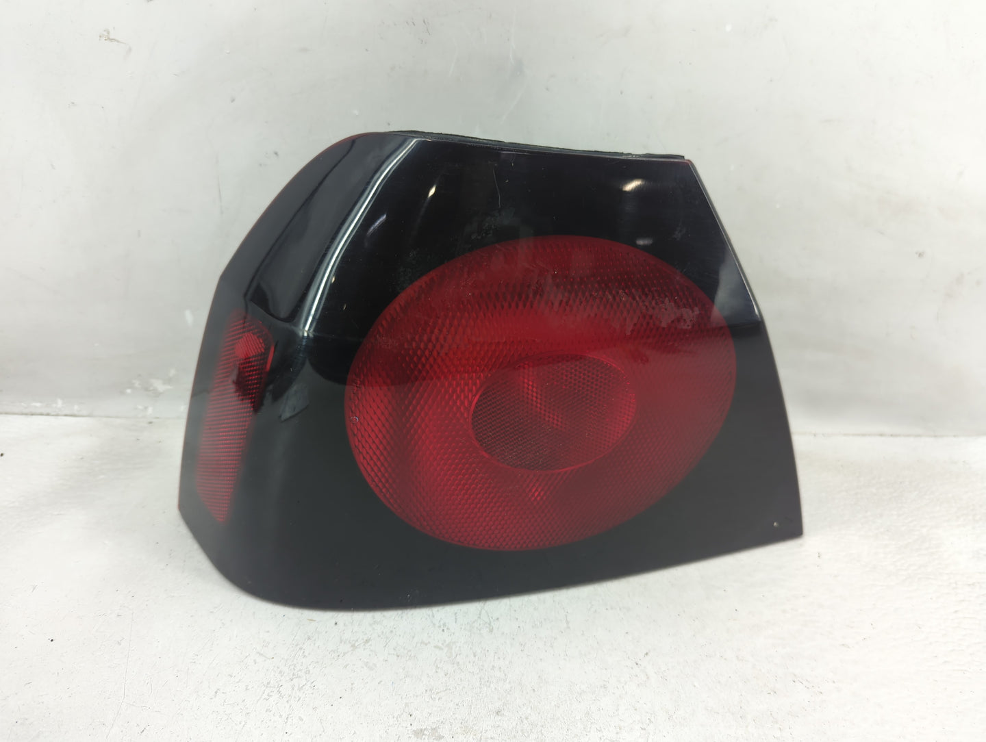 2004-2005 Chevrolet Impala Tail Light Assembly Driver Left OEM P/N:16525261 B Fits Fits 2004 2005 OEM Used Auto Parts - Oemu