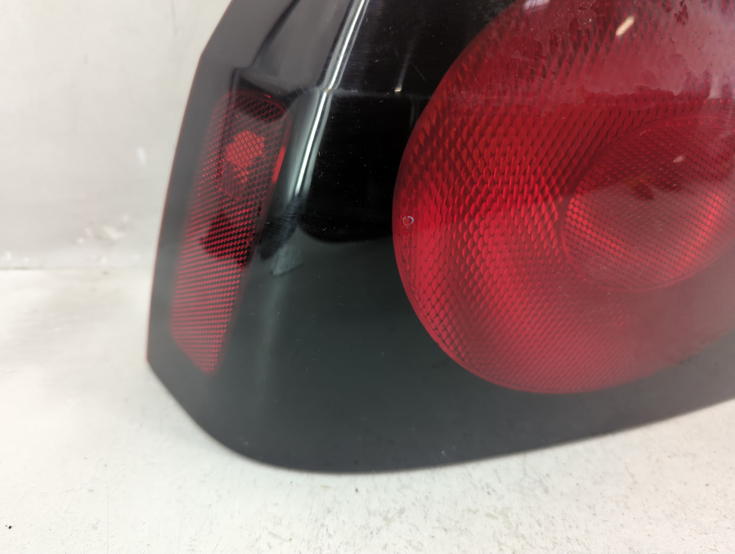 2004-2005 Chevrolet Impala Tail Light Assembly Driver Left OEM P/N:16525261 B Fits Fits 2004 2005 OEM Used Auto Parts - Oemu