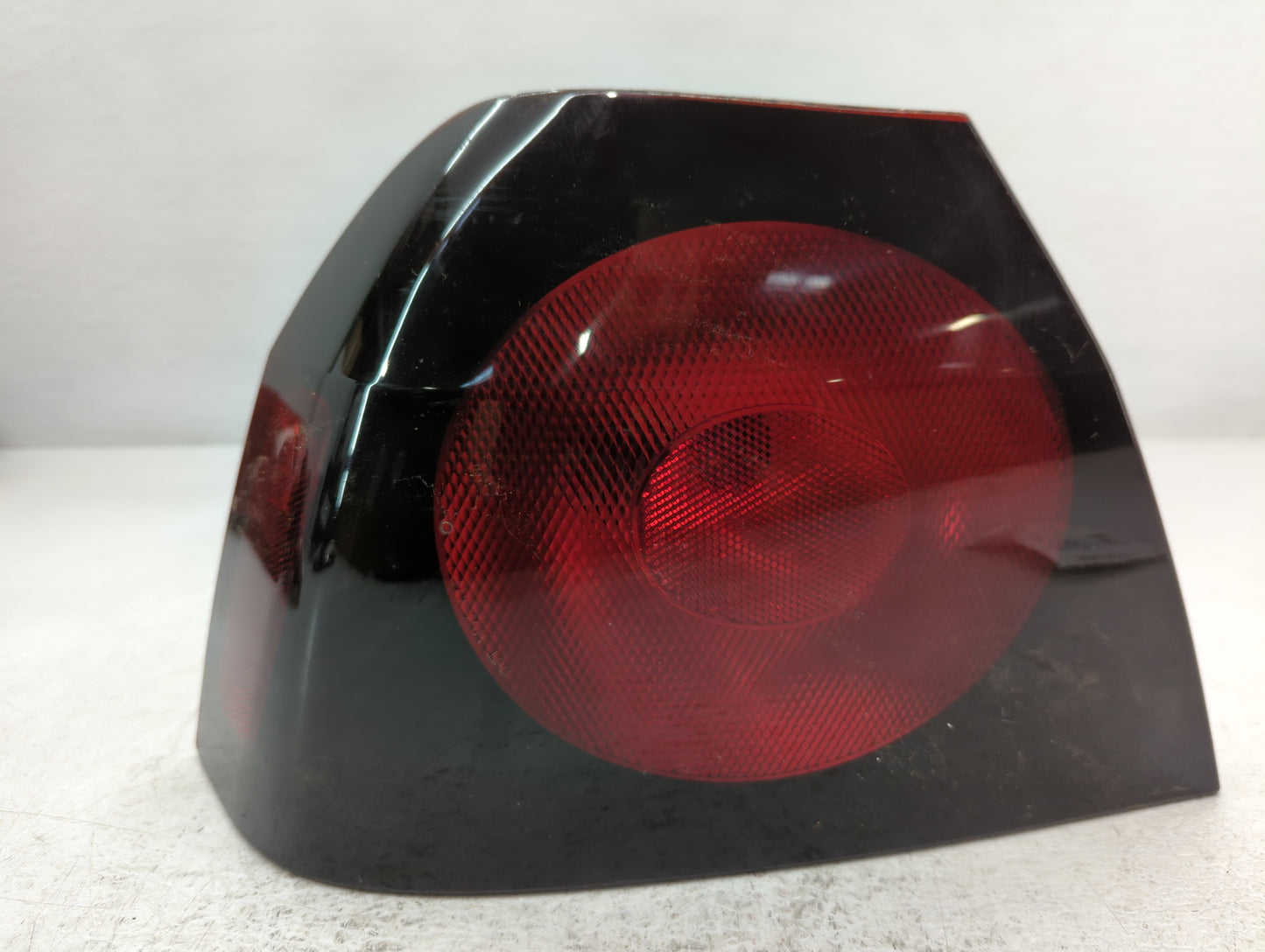 2004-2005 Chevrolet Impala Tail Light Assembly Driver Left OEM P/N:16525261 Fits Fits 2004 2005 OEM Used Auto Parts - Oemuse