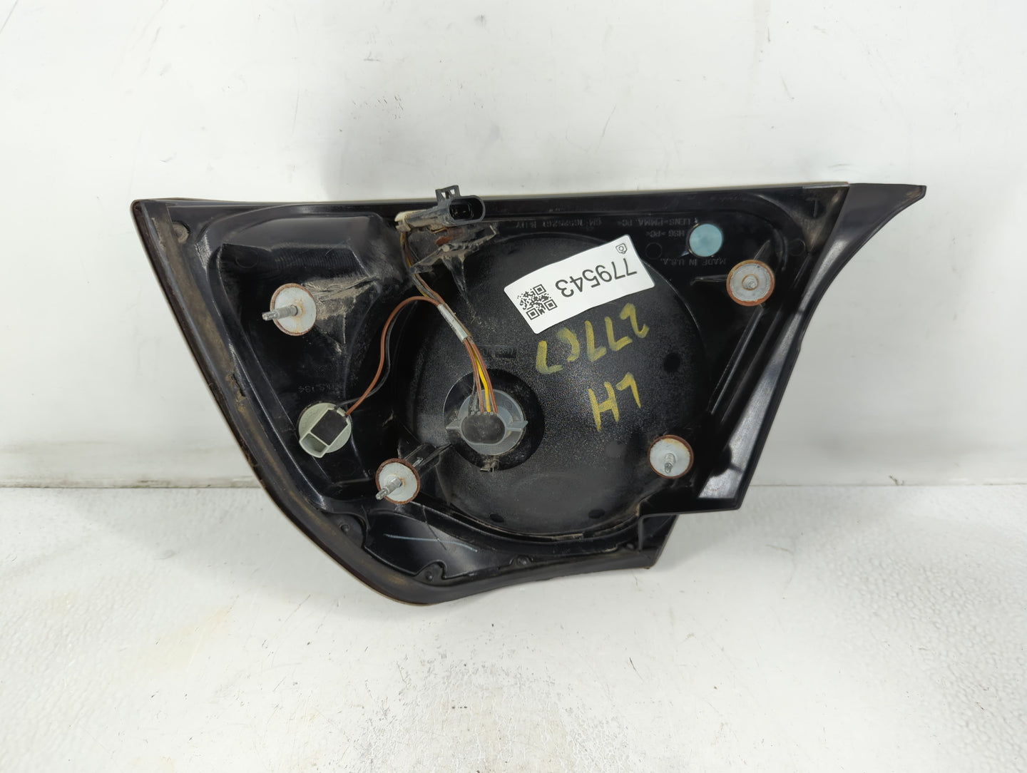 2002-2005 Chevrolet Impala Tail Light Assembly Driver Left OEM P/N:BI17 16525261 A 11 Fits Fits 2002 2003 2004 2005 OEM Used