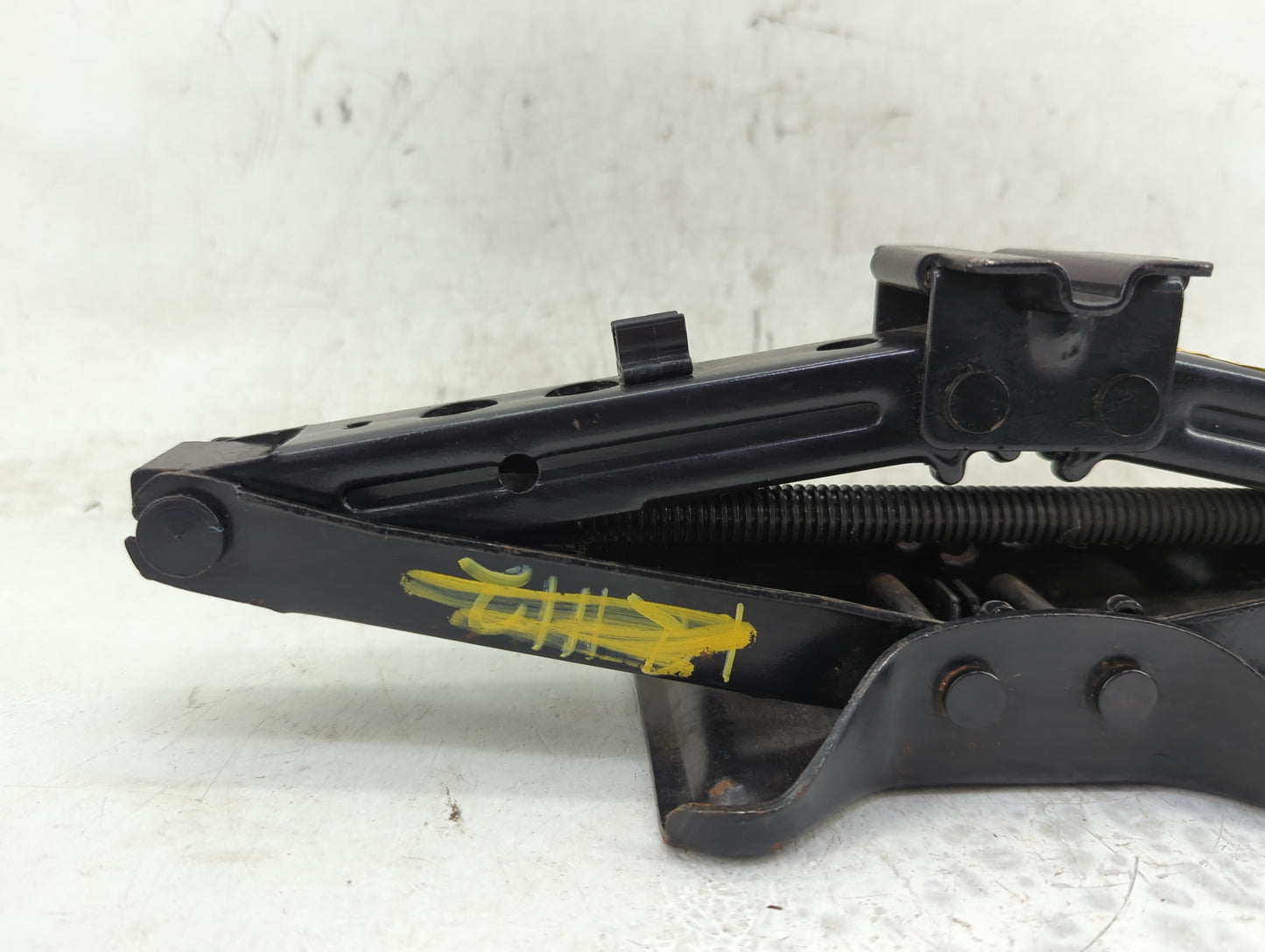 2004 Chevrolet Malibu Spare Scissor Car Jack 1415339 - Oemusedautoparts1.com