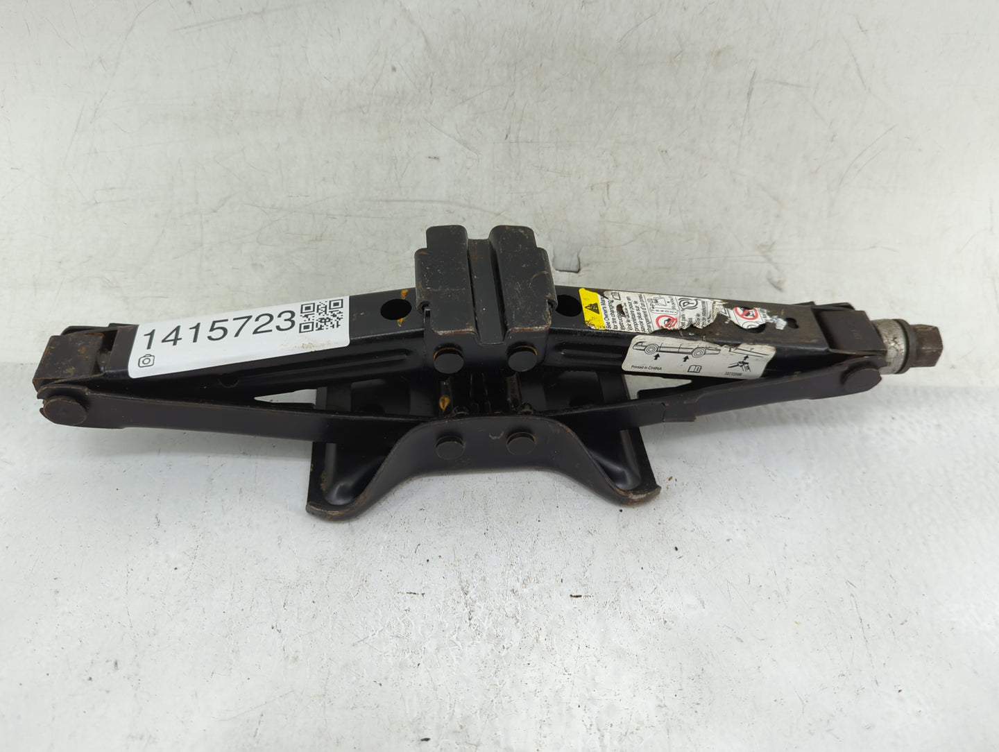 2004 Chevrolet Malibu Spare Scissor Car Jack 1415723 - Oemusedautoparts1.com