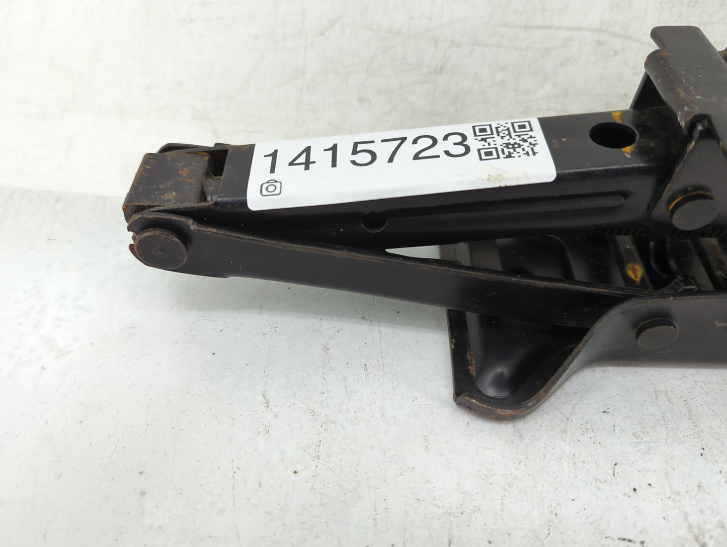 2004 Chevrolet Malibu Spare Scissor Car Jack 1415723 - Oemusedautoparts1.com