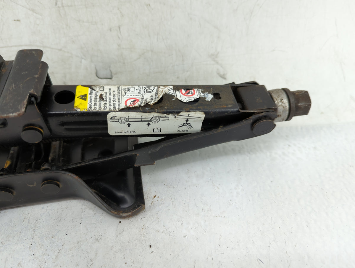 2004 Chevrolet Malibu Spare Scissor Car Jack 1415723 - Oemusedautoparts1.com
