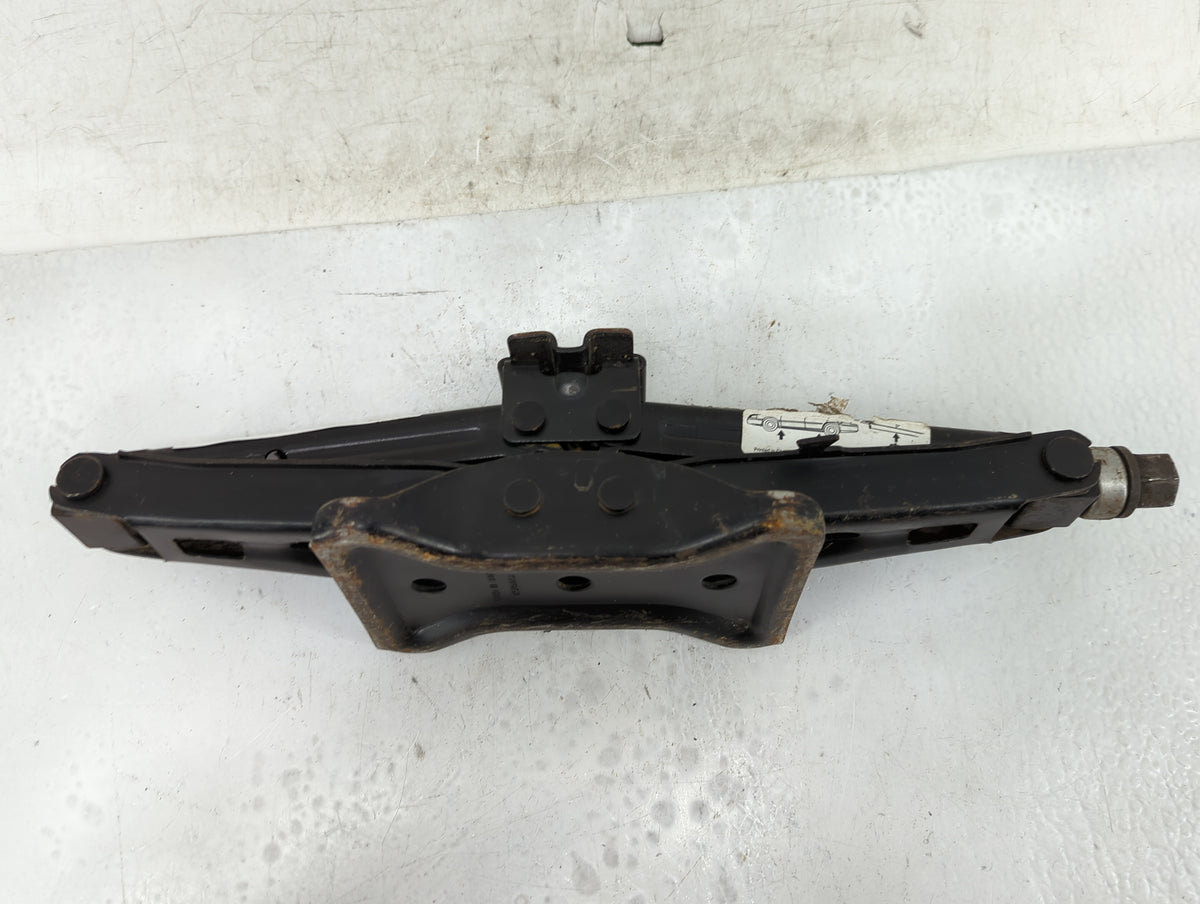 2004 Chevrolet Malibu Spare Scissor Car Jack 1415723 - Oemusedautoparts1.com