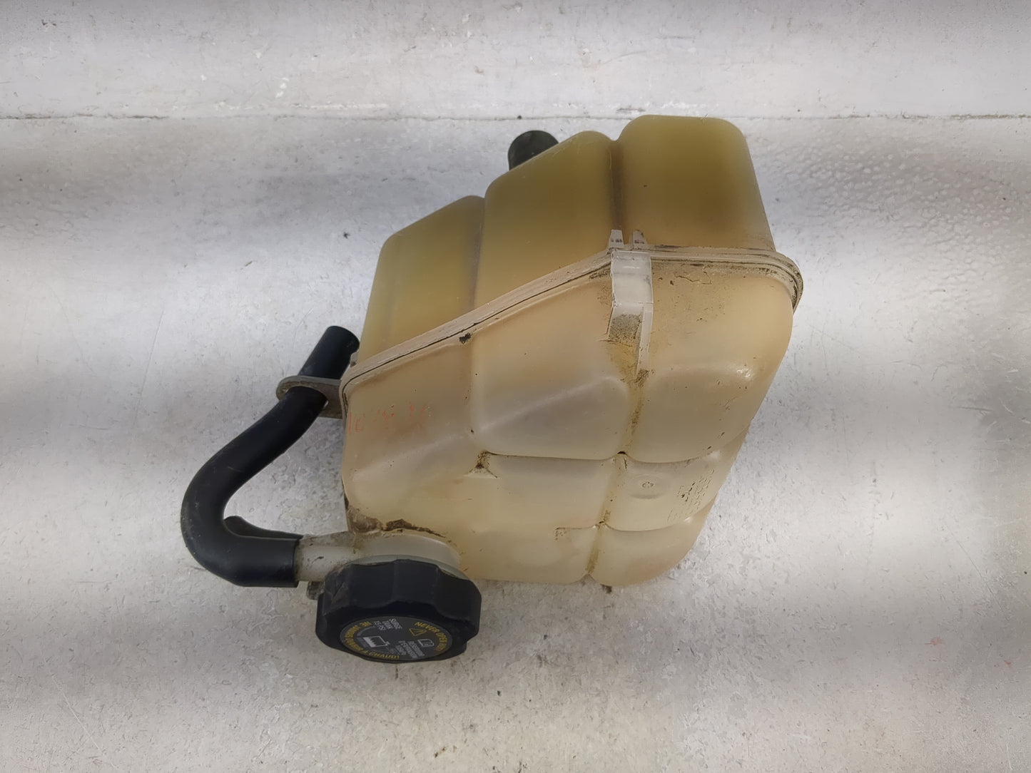 2004 Chevrolet Malibu Radiator Coolant Overflow Expansion Tank Bottle 1494702 - Oemusedautoparts1.com