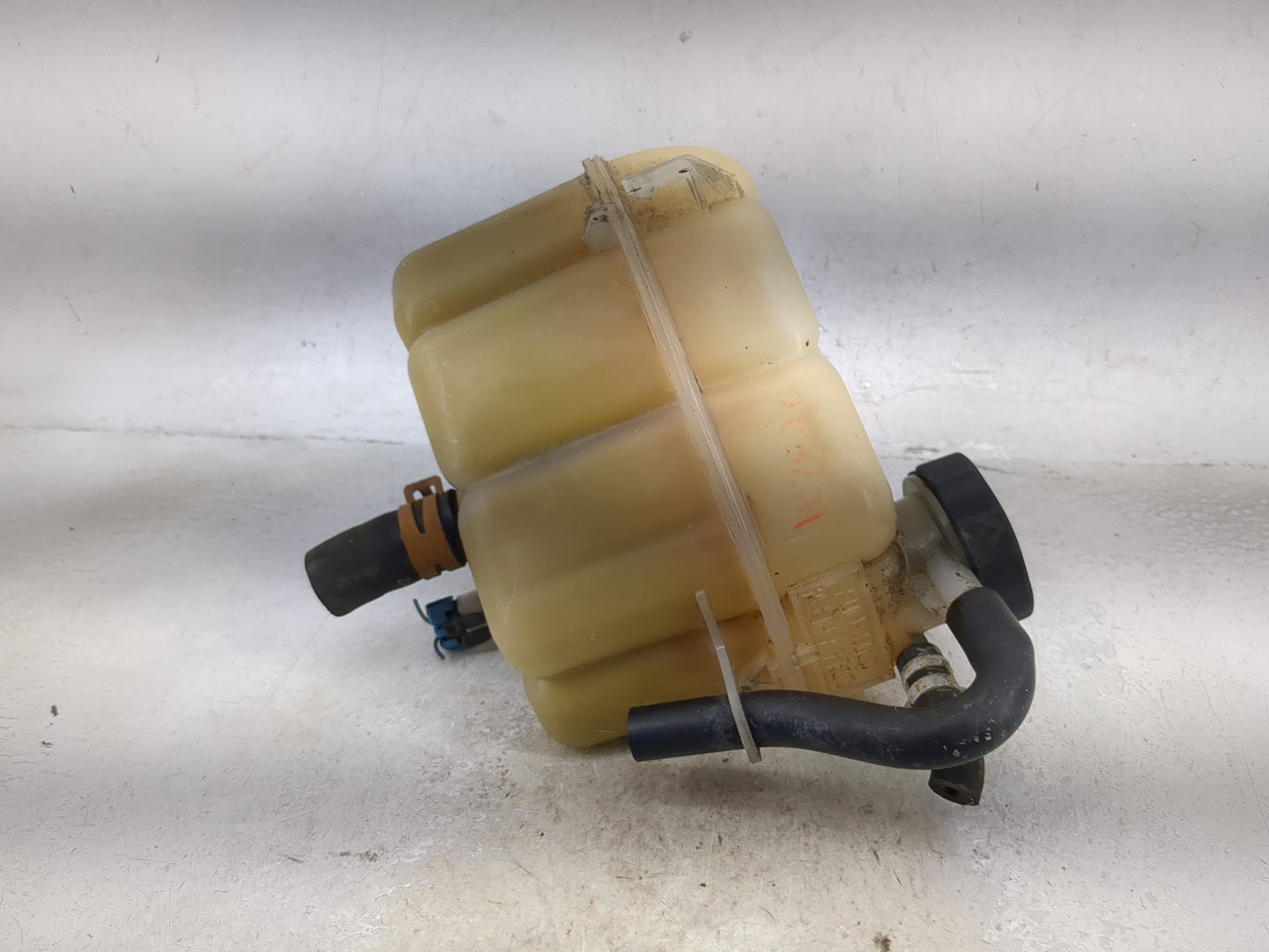 2004 Chevrolet Malibu Radiator Coolant Overflow Expansion Tank Bottle 1494702 - Oemusedautoparts1.com