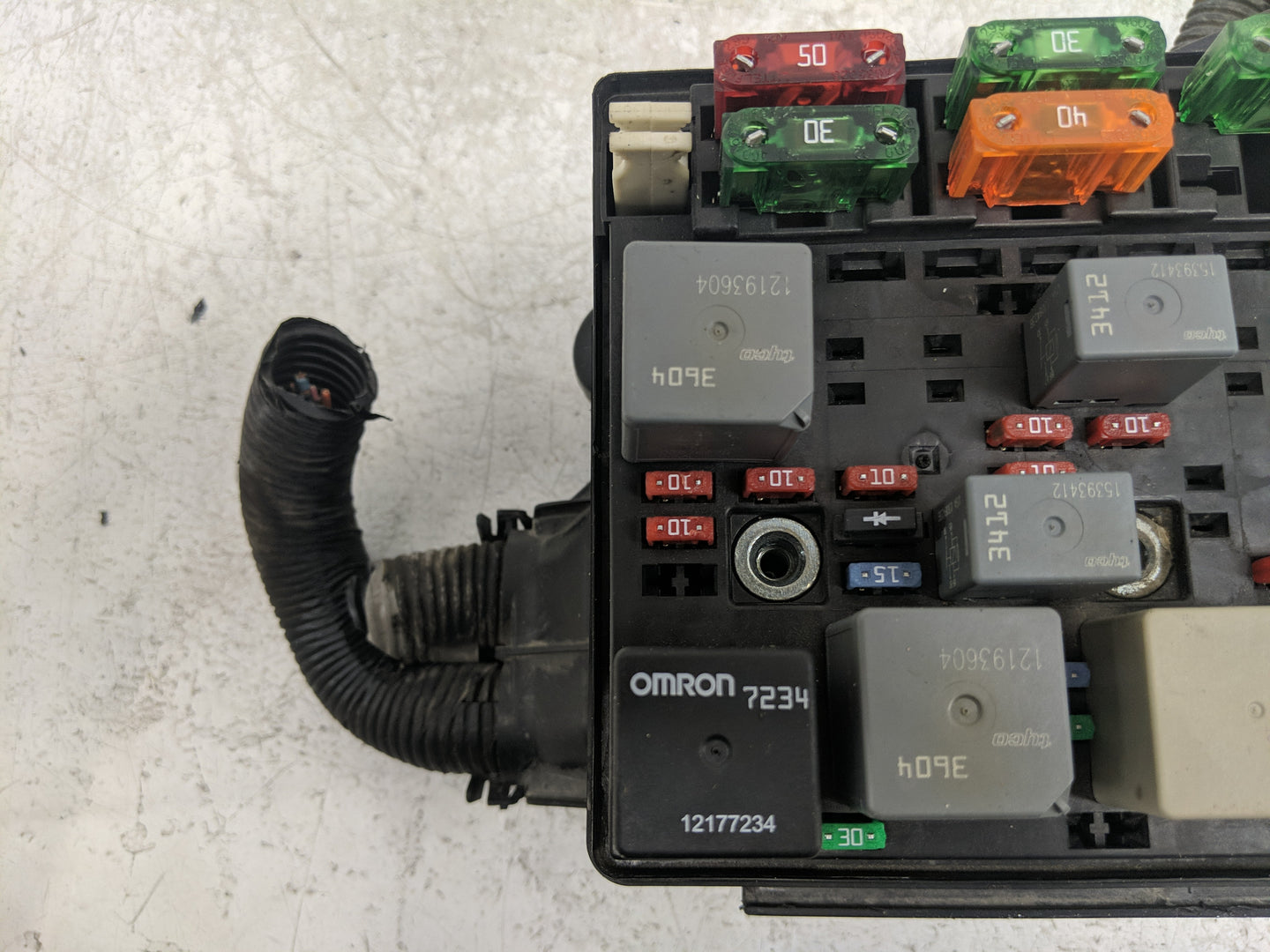 2004 Chevrolet Malibu Limited Fusebox Fuse Box Panel Relay Module P/N:15401191 Fits Fits 2000 2001 2002 2003 2005 OEM Used A