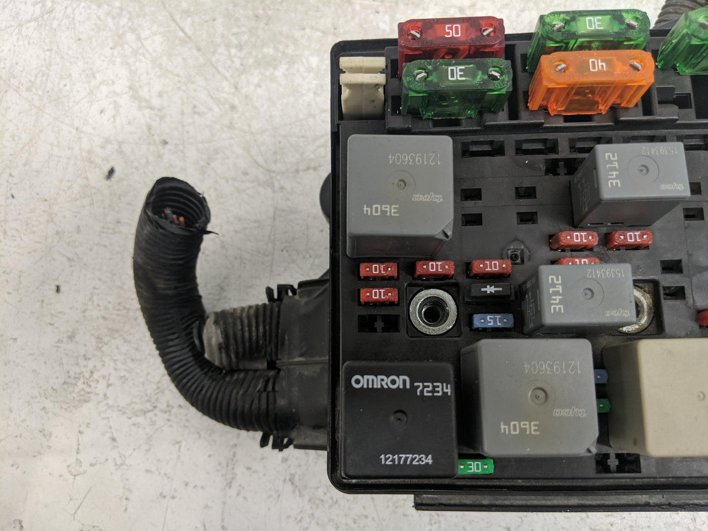 2004 Chevrolet Malibu Limited Fusebox Fuse Box Panel Relay Module P/N:15401191 Fits Fits 2000 2001 2002 2003 2005 OEM Used A