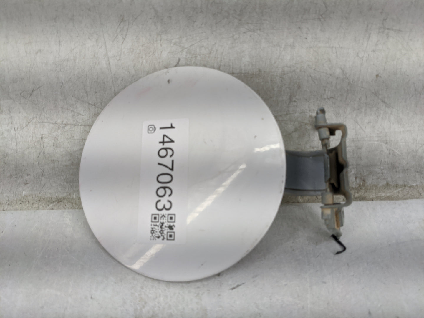 2004 Chevrolet S10 Blazer Fuel Tank Door Lid Gas Tank White - Oemusedautoparts1.com
