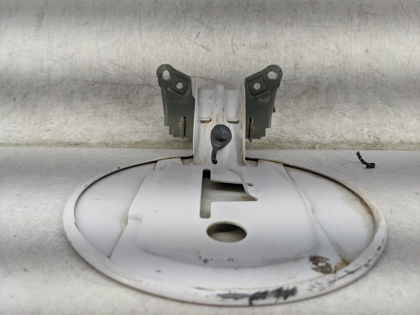 2004 Chevrolet S10 Blazer Fuel Tank Door Lid Gas Tank White - Oemusedautoparts1.com