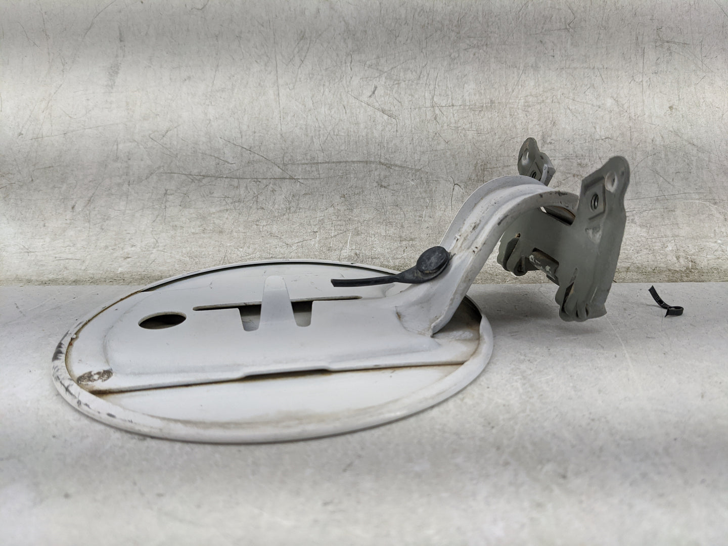2004 Chevrolet S10 Blazer Fuel Tank Door Lid Gas Tank White - Oemusedautoparts1.com