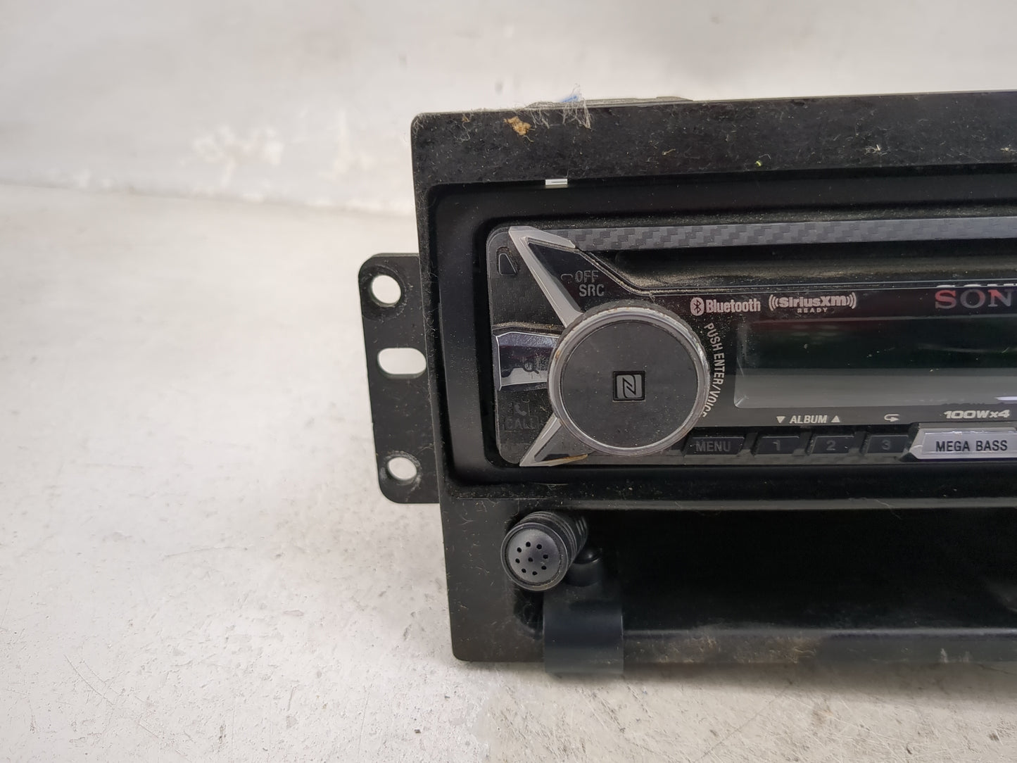 2004 Chevrolet Silverado 1500 Radio AM FM Cd Player Receiver Replacement P/N:MEX-XB100BT Fits OEM Used Auto Parts - Oemuseda