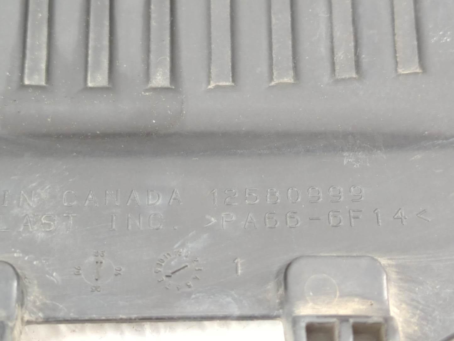 2004 Chevrolet Silverado 1500 Engine Cover - Oemusedautoparts1.com