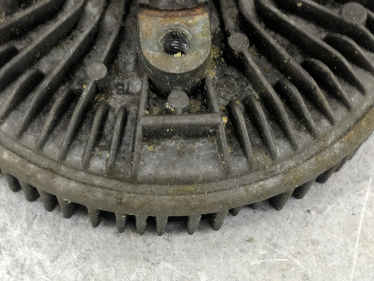 2004 Chevrolet Silverado 2500 Radiator Cooling Fan Clutch - Oemusedautoparts1.com