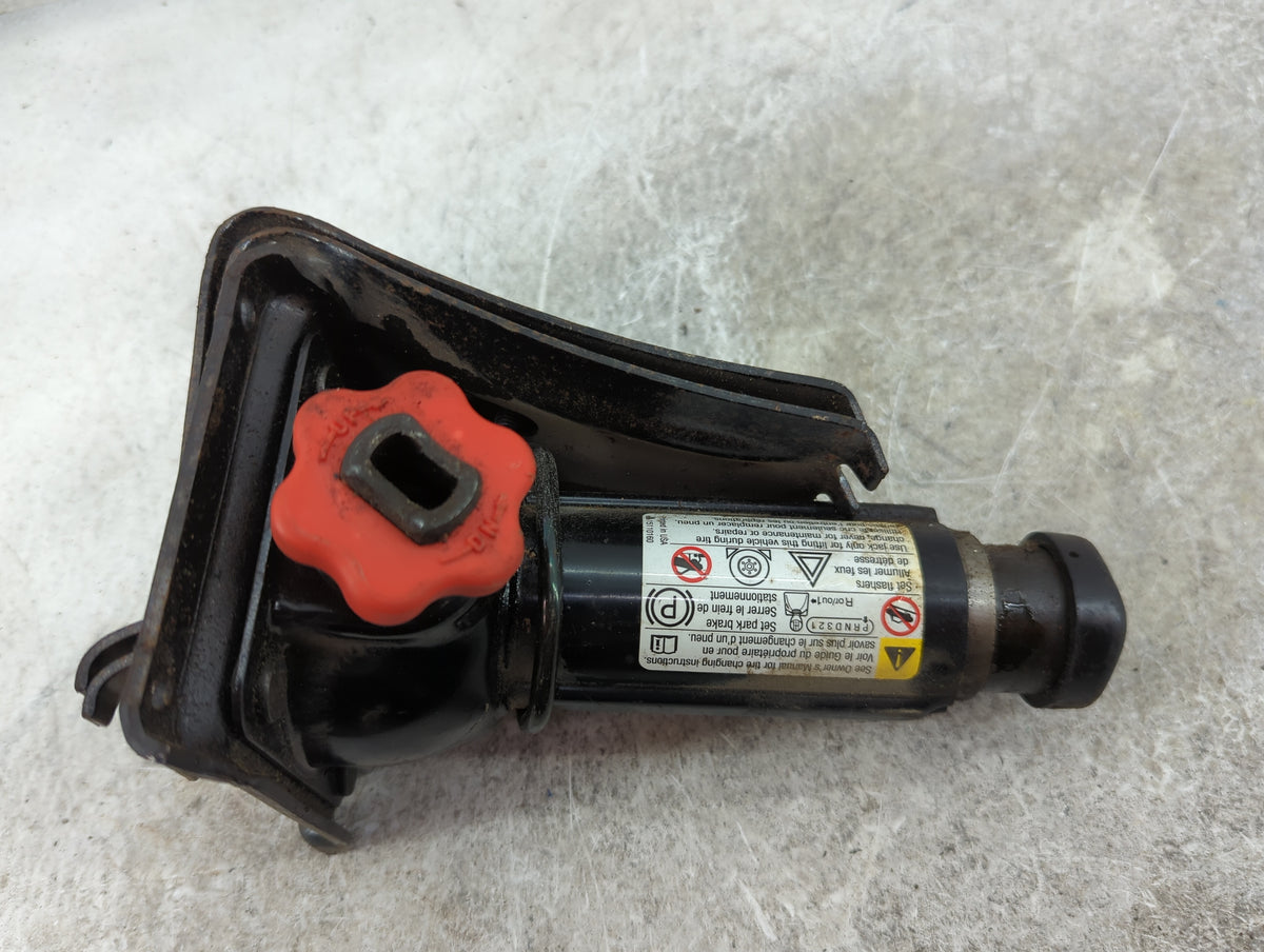 2004 Chevrolet Silverado 2500 Spare Scissor Car Jack - Oemusedautoparts1.com