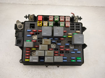 2004 Chevrolet Sub150 Fusebox Fuse Box Panel Relay Module P/N:15201930-02 15328864, 15328864, 12088567 Fits Fits 2003 2005 2